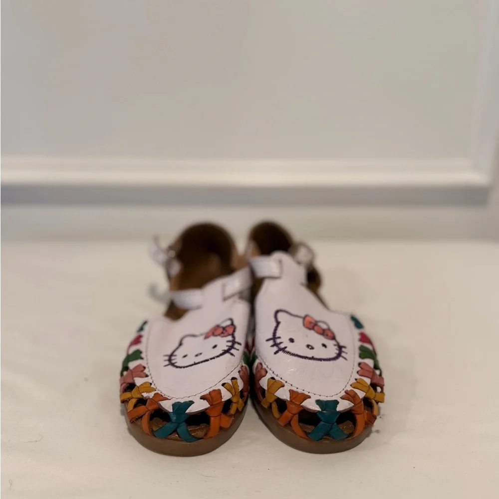 Hello Kitty‎ Huarache white Sandals approximately girls Size 12